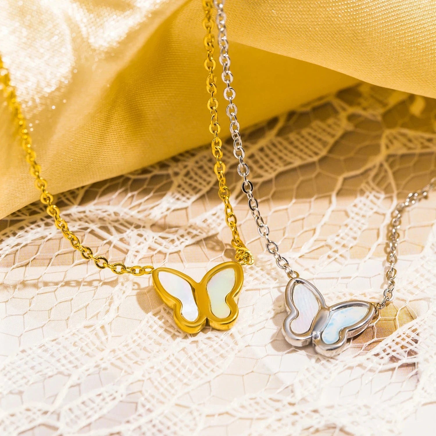 Pearlbud Necklace Flutterlight Necklace