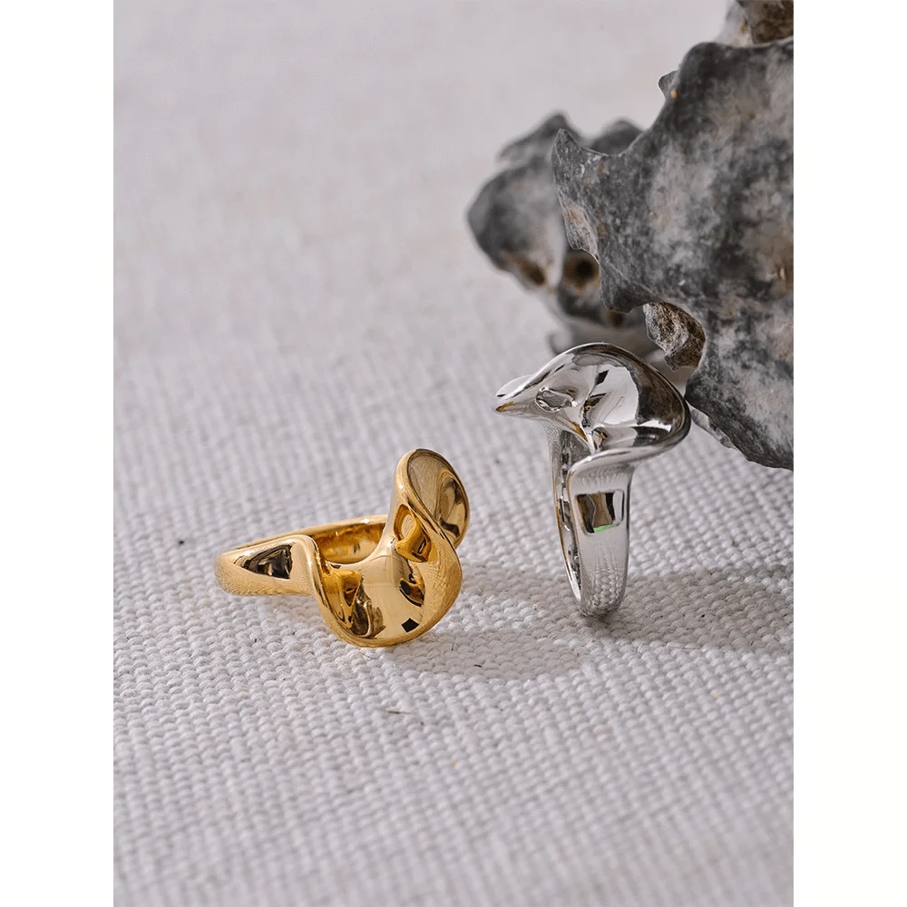 Pearlbud Rings Crest Ring
