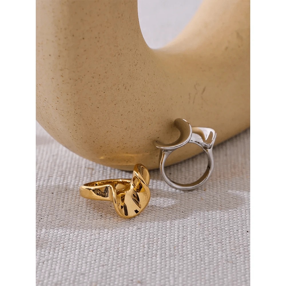 Pearlbud Rings Crest Ring